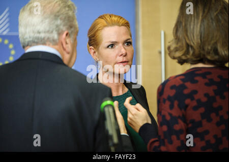 Bruxelles, BXL, Belgio. Il 6 gennaio, 2016. Inger Stojberg Ministro dell'immigrazione, dell'integrazione e Danimarca alloggiamento di tenere una conferenza stampa sull'area Schengen problemi alla sede centrale della Commissione europea a Bruxelles, in Belgio il 06.01.2016 da Wiktor Dabkowski Credito: Wiktor Dabkowski/ZUMA filo/Alamy Live News Foto Stock