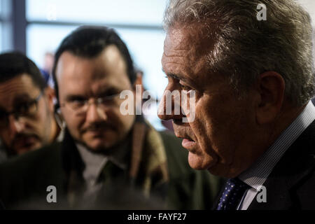 Bruxelles, BXL, Belgio. Il 6 gennaio, 2016. Dimitris Avramopoulos, il commissario UE per la migrazione e gli affari interni tiene una conferenza stampa sull'area Schengen problemi alla sede centrale della Commissione europea a Bruxelles, in Belgio il 06.01.2016 da Wiktor Dabkowski Credito: Wiktor Dabkowski/ZUMA filo/Alamy Live News Foto Stock