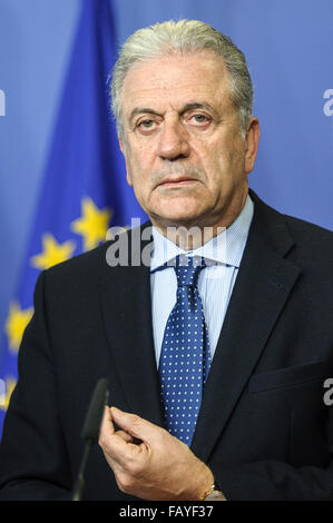 Bruxelles, BXL, Belgio. Il 6 gennaio, 2016. Dimitris Avramopoulos, il commissario UE per la migrazione e gli affari interni tiene una conferenza stampa sull'area Schengen problemi alla sede centrale della Commissione europea a Bruxelles, in Belgio il 06.01.2016 da Wiktor Dabkowski Credito: Wiktor Dabkowski/ZUMA filo/Alamy Live News Foto Stock