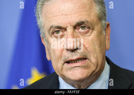 Bruxelles, BXL, Belgio. Il 6 gennaio, 2016. Dimitris Avramopoulos, il commissario UE per la migrazione e gli affari interni tiene una conferenza stampa sull'area Schengen problemi alla sede centrale della Commissione europea a Bruxelles, in Belgio il 06.01.2016 da Wiktor Dabkowski Credito: Wiktor Dabkowski/ZUMA filo/Alamy Live News Foto Stock