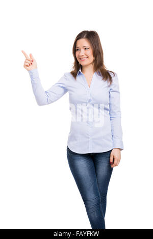 Bella donna sorridente e rivolto verso il suo lato destro, isolato su uno sfondo bianco Foto Stock
