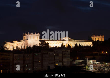 Il Palazzo di Ajuda a Lisbona, Portogallo. Il palazzo reale è illuminata di notte. Foto Stock