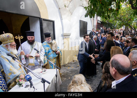 Atene, Grecia. 06 gen 2016. Alexis Tsipras arriva alla cerimonia. Epifania holiday celebrata con la santificazione delle acque. Il primo ministro Alexis Tsipras e il Presidente della Repubblica greca, Prokopis Pavlopoulos, ha partecipato alla cerimonia. Credito: Kostas Pikoulas/Pacific Press/Alamy Live News Foto Stock