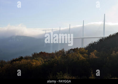 Sospensione di Millau Viaduct ponte in Aveyron, Francia a chiusura del giorno, nuvole di birra, misty atmosfera. Foto Stock