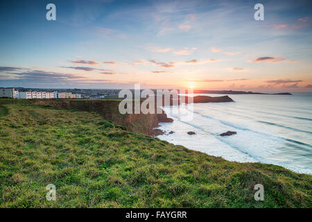 Tramonto mozzafiato su Porth sulla costa a Newquay in Cornovaglia Foto Stock