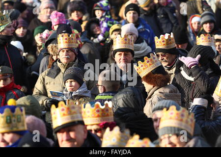 Gdynia, Polonia 6th, Gennaio 2016 Tre Re processioni con Gaspare, Melchiorre e Baldassarre lungo con i diavoli, angeli e Erode rende la sua strada giù la via Swietojanska. Un interamente vacanza cattolica, 3 Kings onori Gaspare, Melchiorre e Baldassarre, tre uomini saggi che hanno visitato Gesù alla sua nascita Credito: Michal Fludra/Alamy Live News Foto Stock