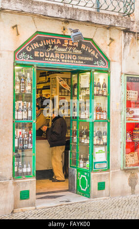 Tipico liquore di ciliegia bar, Lisbona, Portogallo Foto Stock