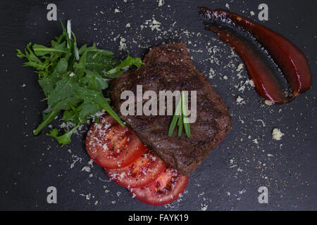 Alla brace bistecca di vitello con verdure, vista dall'alto Foto Stock