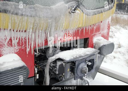 Berlino, Germania. 06 gen 2016. Un treno ghiacciate tira nella stazione di Pankow-Heinersdorf a Berlino, Germania, 06 gennaio 2016. Dopo un periodo di nevicata, la Berlino sistema di trasporto ha visto difficoltà. Foto: JOERG CARSTENSEN/DPA/Alamy Live News Foto Stock