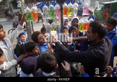 (160106) -- LAHORE, Gennaio 6, 2016 (Xinhua) -- il Pakistan agli studenti di acquistare pesce da un fornitore sul ciglio della strada in Pakistan orientale di Lahore, Gennaio 6, 2016. (Xinhua/Sajjad) Foto Stock