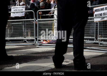 FILE IMMAGINE - Londra, Regno Unito. 11 Sett 2011. Siddhartha Dhar film una bandiera americana essendo bruciato mentre partecipavo ad una 9/11 protestare fuori dall Ambasciata degli Stati Uniti in 2011. Credito: Nelson pereira/Alamy Live News Foto Stock