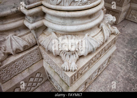 Il Portogallo, Lisbona chiostro del Duomo, con base a colonna con doccione Foto Stock