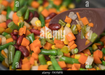 Gustosa rosolare le verdure tagliate a dadini, studio shot Foto Stock