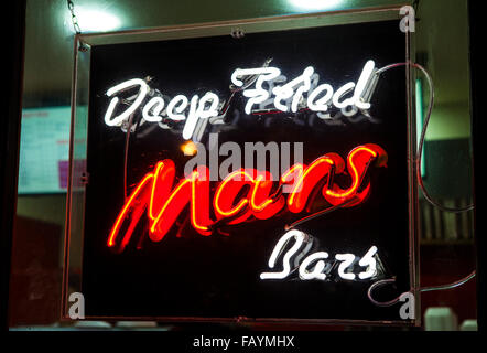 Un ristorante fast food in Edinburgh pubblicità Fritte Mars Bar. Fritte al cioccolato è una novità e delicatezza originatin Foto Stock