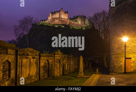 Vista del magnifico castello di Edimburgo dal sagrato di San Cuthberts Chiesa. Foto Stock