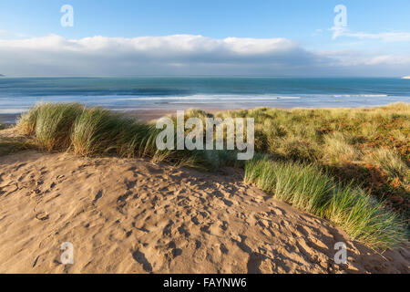 Grassy dune di sabbia sopra Woolacombe Beach in North Devon, Inghilterra Foto Stock