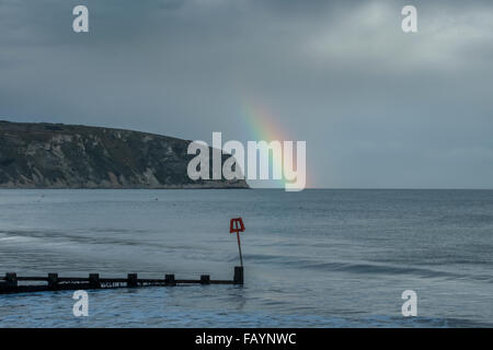 Un bellissimo arcobaleno sopra l'isola di Purbeck vista da Swanage Dorset Foto Stock
