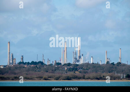 Fawley raffineria di petrolio visto da Southampton acqua. La più grande raffineria di petrolio nel Regno Unito. Foto Stock