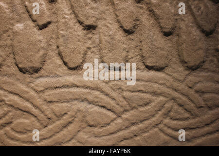 Interwoven dettaglio di disegno su una replica Viking 'Hogback' lapide risalente al decimo o undicesimo secolo, West Kirkby, Wirral Foto Stock