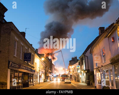 I vigili del fuoco di affrontare un incendio nella tarda sera di Sudbury, Suffolk, Inghilterra. Foto Stock