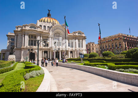 L'imponente edificio del Palacio de Bellas Artes (Palazzo delle Belle Arti) in Città del Messico, Messico, Sud America Foto Stock