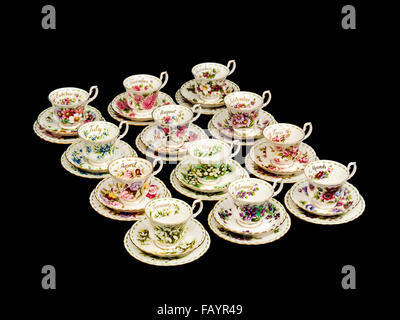 Set completo di vintage Royal Albert porcellana " Fiori del mese " tazze e piattini con piastre laterali (trii) dal 1970 Foto Stock