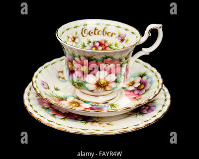 Vintage Royal Albert porcellana  Ottobre  (fiori del mese serie) tazza e  piattino con la piastra laterale (trio) dal 1970 Foto stock - Alamy