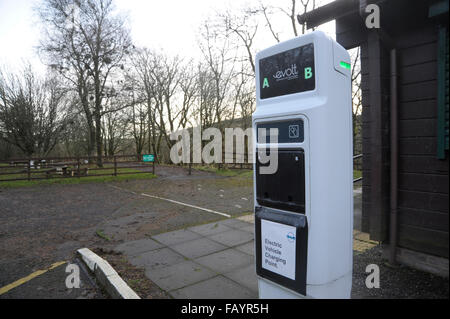 Rurale punto di ricarica per i veicoli elettrici a Clyde Muirshiel Parco Regionale, Scozia Foto Stock