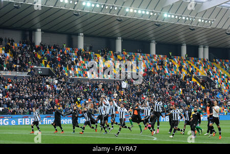 Udine, Italia. 6 gennaio, 2016. Udinese giocatori celebrando la vittoria al termine del campionato italiano di Serie A TIM partita di calcio tra Udinese Calcio e Atalanta in Friuli Stadium il 6 gennaio 2016. foto Simone Ferraro / Alamy Live News Foto Stock