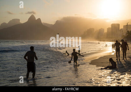 La spiaggia di Ipanema, persone a giocare a ping-pong, Rio de Janeiro, Brasile Foto Stock