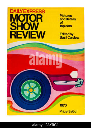 1970 Daily Express Motor Show Review magazine, dotata di una guida per le vetture disponibili nel Regno Unito che all'anno Foto Stock