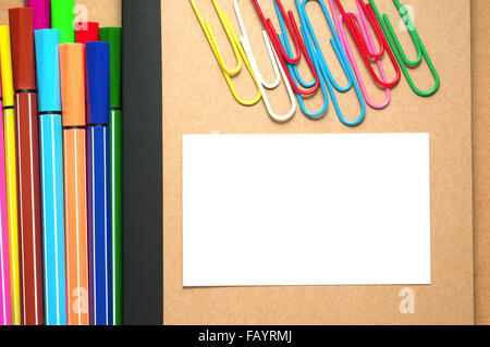 White paper sulla carta kraft con notebook colorato pennarello e graffette Foto Stock