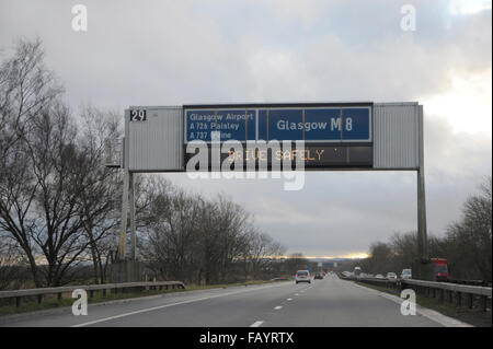 Sovraccarico elettronico del gantry cartelli di avvertimento sulla M8 Glasgow, Scozia. 'Drive in modo sicuro' 'tenere parabrezza chiaro" Foto Stock