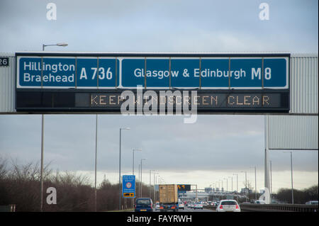 Sovraccarico elettronico del gantry cartelli di avvertimento sulla M8 Glasgow, Scozia. 'Drive in modo sicuro' 'tenere parabrezza chiaro" Foto Stock