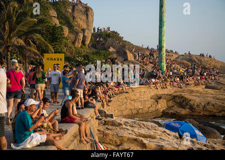 Persone in attesa per il tramonto, la spiaggia di Ipanema, Rio de Janeiro, Brasile Foto Stock