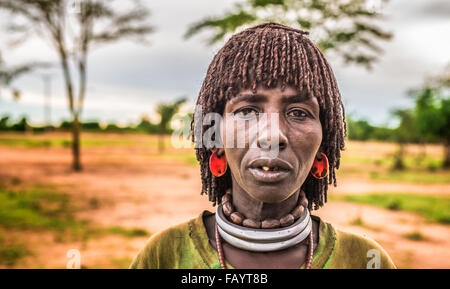 Una donna dalla Hamar tribù a un mercato locale in sud Etiopia. Foto Stock