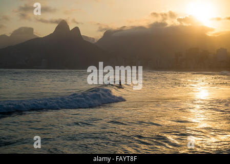 Surfer della spiaggia di Ipanema, Rio de Janeiro, Brasile Foto Stock