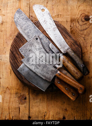 Butcher carne cleavers grandi coltelli chef sul tagliere il blocco su sfondo di legno Foto Stock