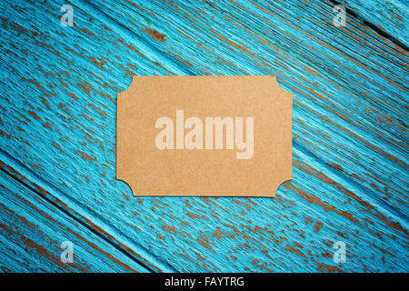 Vintage business card blu su uno sfondo di legno Foto Stock