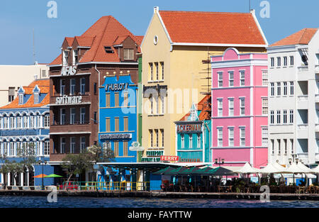 La colorata olandese architettura Caraibica in Willemstad, Curacao Foto Stock