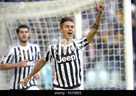 Torino, Italia. 6 gennaio, 2016. Paulo Dybala della Juventus celebra dopo l obiettivo di punteggio di 1-0 Torino 06-01-2016, Juventus Stadium, Calcio Calcio 2015/2016 Serie A, Juventus - Verona, Foto Filippo Alferi/Insidefoto Credito: Insidefoto/Alamy Live News Foto Stock