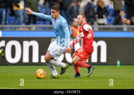 Mauricio combatte per la palla con Antonio Di Gaudio durante il campionato italiano di una partita di calcio S.S. Lazio vs F.C. Carpi presso lo Stadio Olimpico di Roma, on gennaio 06, 2016. Foto Stock