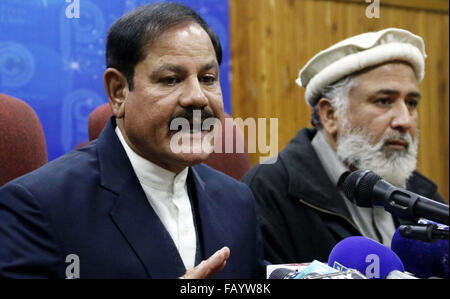 Il pakistan. 06 gen 2016. Khyber Pakhtunkhwa Informazioni Ministro, Mushtaq Ghani indirizzi alla media delle persone durante la conferenza stampa a Peshawar press club il Mercoledì, Gennaio 06, 2016. Credito: Asianet-Pakistan/Alamy Live News Foto Stock