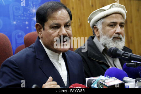 Il pakistan. 06 gen 2016. Khyber Pakhtunkhwa Informazioni Ministro, Mushtaq Ghani indirizzi alla media delle persone durante la conferenza stampa a Peshawar press club il Mercoledì, Gennaio 06, 2016. Credito: Asianet-Pakistan/Alamy Live News Foto Stock