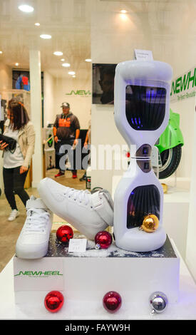 Un hoverboard, auto-equilibratura di due ruote di bordo o di auto-equilibratura scooter elettrico sul display nella finestra shop. Foto Stock