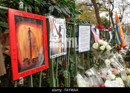 Omaggio alle vittime degli attacchi terroristici dell'13 novembre 2015 al teatro Bataclan, Parigi, Francia. Foto Stock