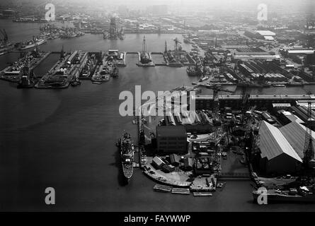 AJAXNETPHOTO - anni settanta - PORTSMOUTH, Inghilterra. - La base navale di antenna - Una vista aerea del settore nord della base navale che mostra (distante, in alto a sinistra). FLATHOUSE QUAY E PARETE NORD JETTY, HAMMERHEAD gru (TOP,il centro sinistra.), e il bacino di carenaggio (centrale) e l'angolo nord-ovest con HMS CHARYBIDIS ormeggiati (a prua e a poppa,basso,Centro.). HMS ROTHESAY (F107) ormeggiati in basso a destra. Foto:VT raccolta/AJXNETPHOTO REF:VT5 NB70 AVLVT5C VTCOLL 00001 Foto Stock