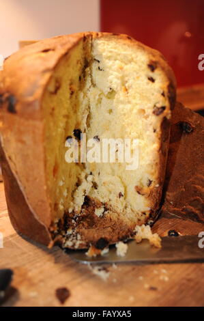 Il panettone è un tipo di pane dolce focaccia originariamente da Milano Italia tradizionalmente consumato a Natale Foto Stock