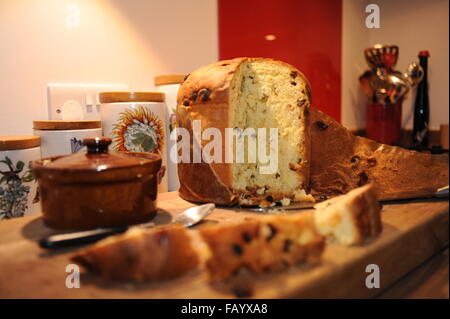 Il panettone è un tipo di pane dolce focaccia originariamente da milano italia Tradizionalmente consumato a natale Foto Stock