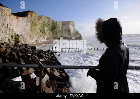 Onde infrangersi al di sotto della testa di Seaford scogliere in East Sussex parte del South Downs modo dove hanno problemi di erosione Foto Stock